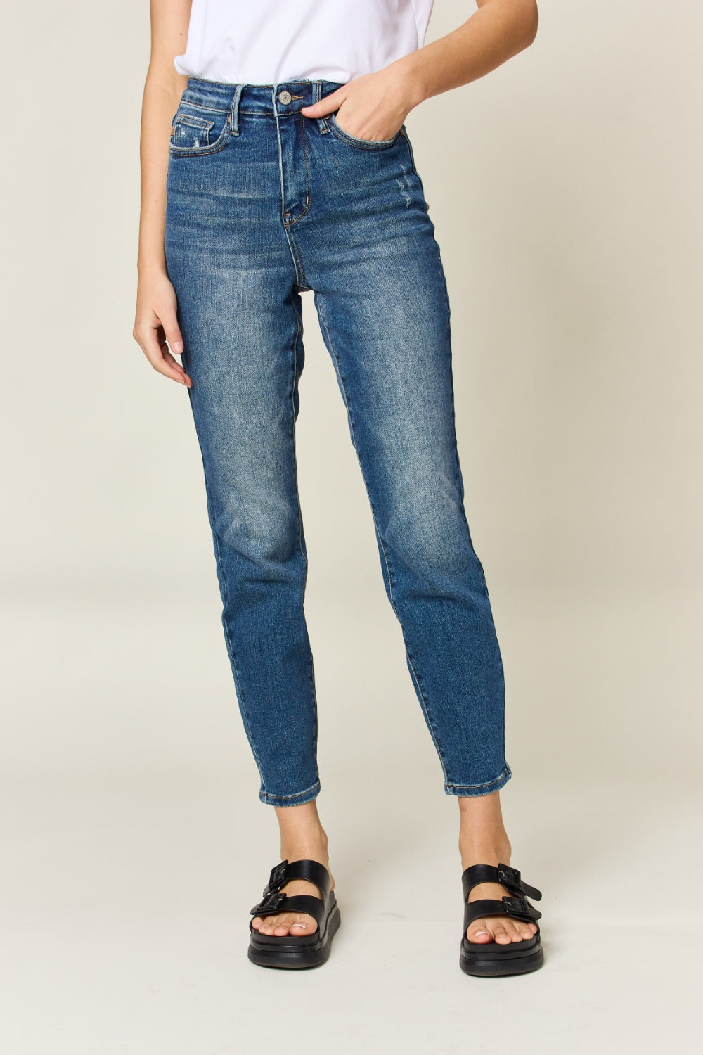 Judy Blue:   Slim Jeans With Tummy Control And High Waist