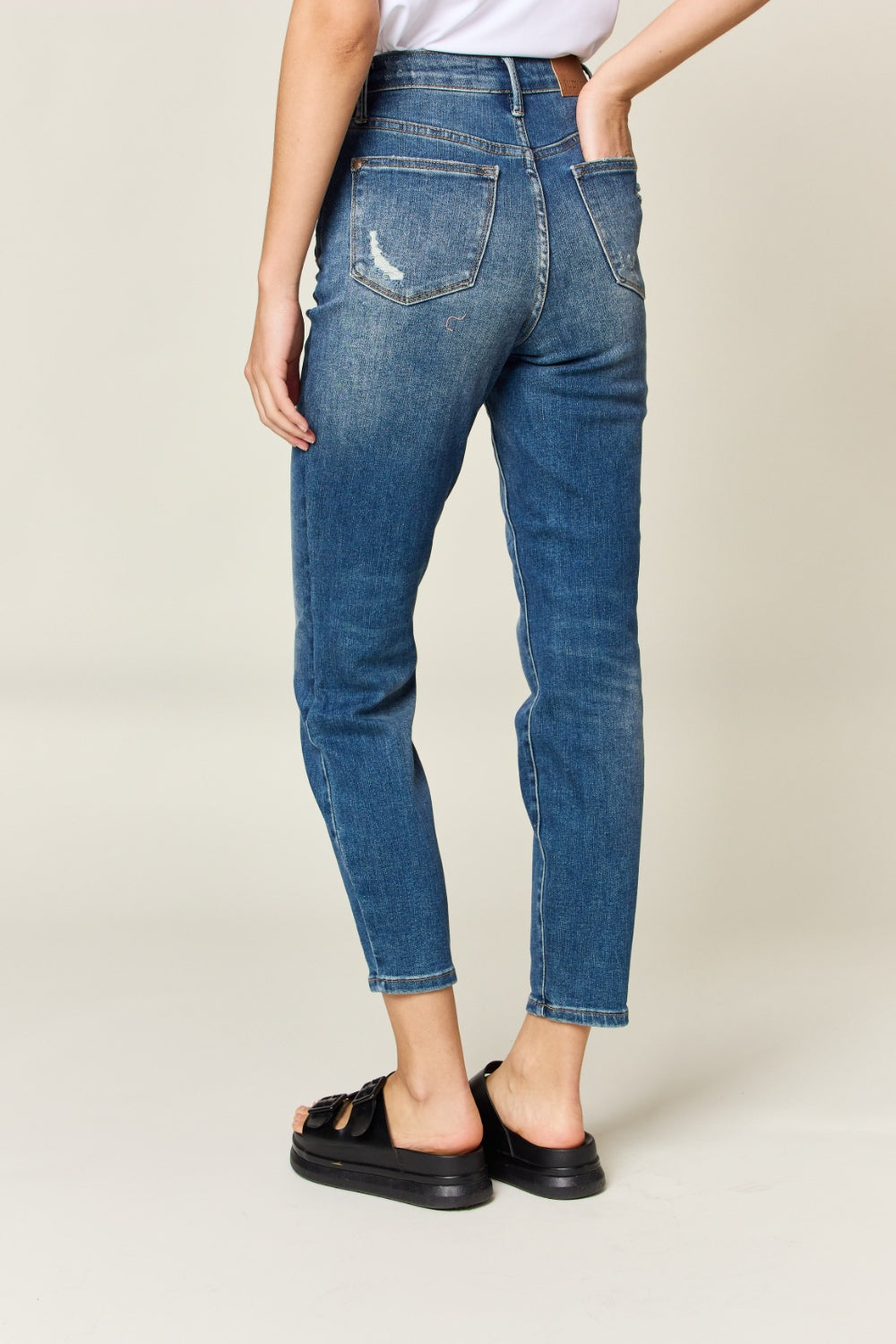 Judy Blue:   Slim Jeans With Tummy Control And High Waist